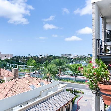 Carousel Inn And Suites Anaheim Exterior photo