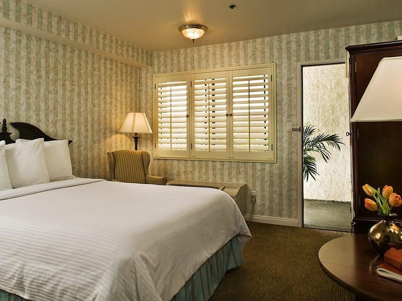 Carousel Inn And Suites Anaheim Room photo