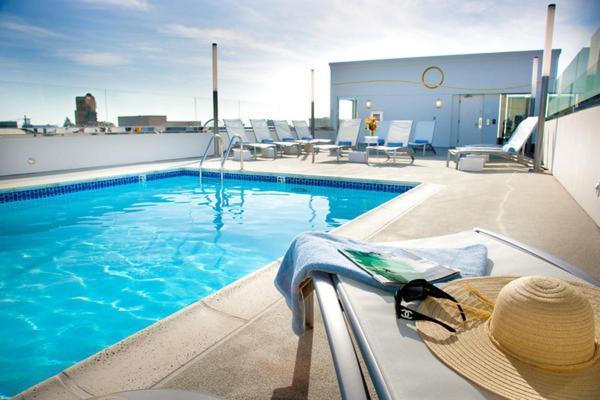 Carousel Inn And Suites Anaheim Exterior photo