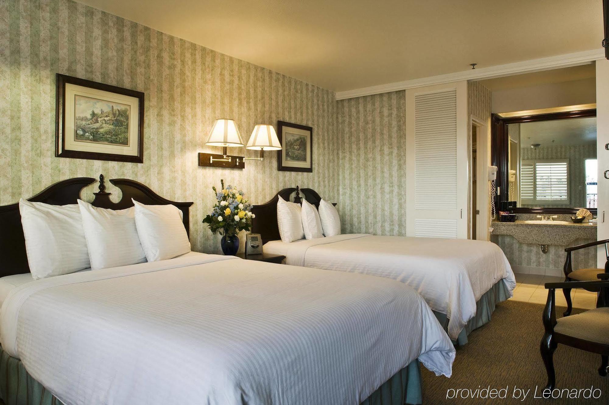 Carousel Inn And Suites Anaheim Room photo