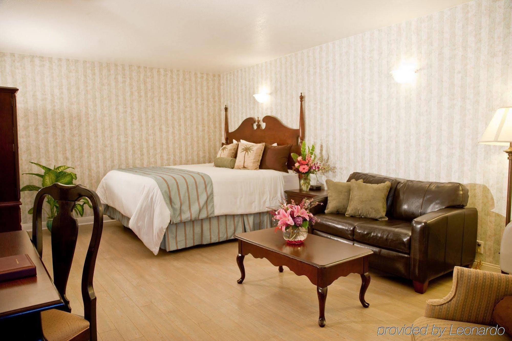 Carousel Inn And Suites Anaheim Room photo